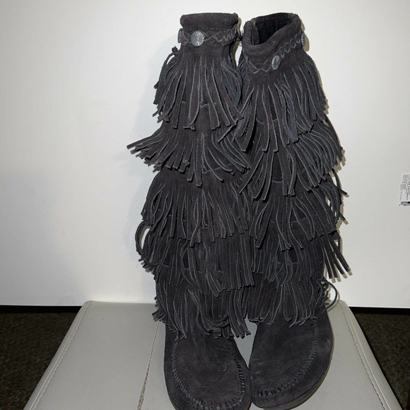 MINNETONKS 5-Layer Black Fringe Boot Size 8 - Picture 3 of 6